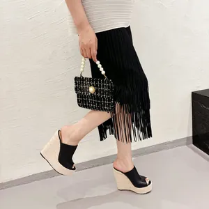 Mules compensées noires élégantes pour femmes avec plateforme en paille pour l'été