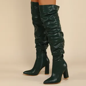 Vue détaillée de bottes plissées vert foncé au-dessus du genou