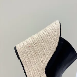 Gros plan détaillé de la texture en jute tressée naturelle sur un talon compensé noir élégant