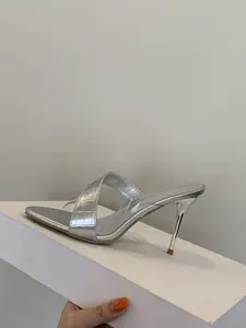 Silberne High Heels mit spitzer Zehenpartie, transparentem PVC und Kroko-Prägung.