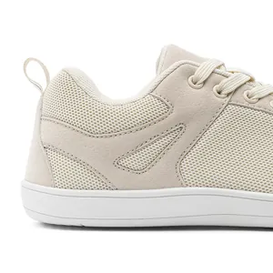 Vue macro montrant les coutures et la texture mesh sur le talon de chaussure barefoot