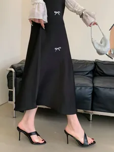 Elegante spitze High Heels mit transparenten Kreuzriemen und dünnem Stiletto-Absatz
