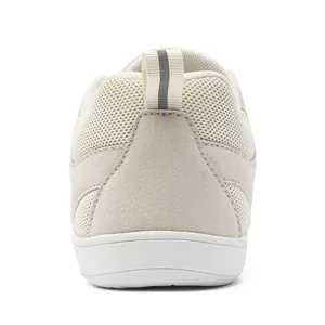 Vue arrière des baskets en maille beige montrant le détail de la tirette réfléchissante
