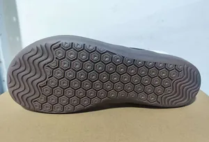 Dettaglio suola in gomma antiscivolo con motivo a nido d'ape per scarpe scalze