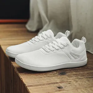Gros plan sur les baskets blanches en maille avec design ergonomique à bout large