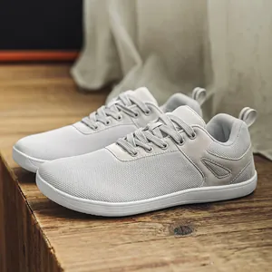 Vue latérale de baskets minimalistes grises sur surface en bois