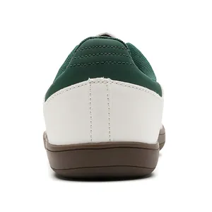 Vista posteriore dettagliata delle sneakers in pelle verde e bianca con cuciture