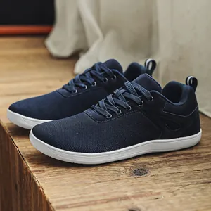 Détail de chaussures pieds nus bleu marine avec bout large et semelle blanche zéro drop
