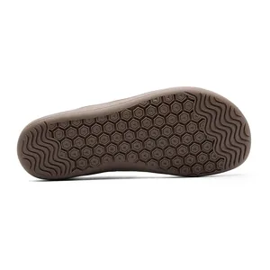 Vista dettagliata della suola marrone per scarpe barefoot con battistrada esagonale antiscivolo