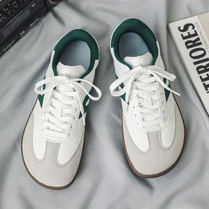 Vista dall'alto di sneakers stile GAT a punta larga in pelle bianca e verde bosco per coppia