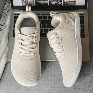 Vue détaillée de baskets pieds nus beige avec large boîte à orteils et tige en maille.