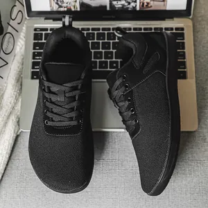 Vue détaillée des chaussures pieds nus en flyknit noir avec une large boîte à orteils