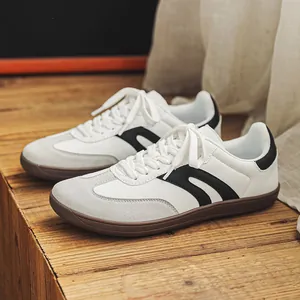 Primo piano di sneaker German Army Trainers in pelle bianca con punta larga e suola in gomma