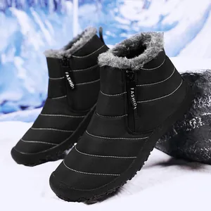 Detailansicht der schwarzen wasserdichten Schneestiefel mit warmem grauen Fellfutter.