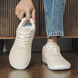 Vue détaillée des baskets pieds nus beige avec boîte à orteils large et mesh respirant