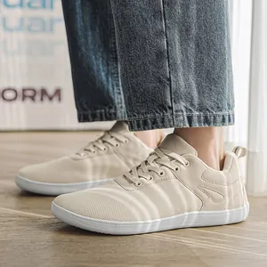 Vue détaillée de baskets pieds nus beige avec bout large et texture en maille fly-knit