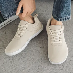 Vue détaillée de dessus de baskets de sport flyknit beiges à bout large et pieds nus