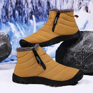 Nahaufnahme gelbe wasserdichte Schneestiefel mit Reißverschluss und Fellfutter