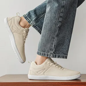 Vue détaillée de baskets pieds nus beiges à bout large montrant la maille respirante