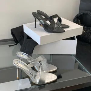 Elegante Stilettosandalen mit transparenten Kreuzriemen und feiner Kroko-Prägung