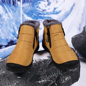 Detailansicht gelbe wasserfeste Schneestiefel mit warmem Pelzfutter und Reißverschlüssen.