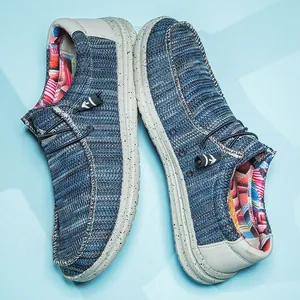 Detaillierte Draufsicht auf atmungsaktive blaue Strick-Loafer mit gesprenkelten Sohlen