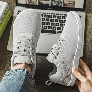 Vue détaillée de baskets pieds nus grises à bout large avec tige en maille.