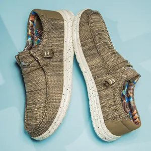 Detailansicht von khakifarbenen Herren-Loafers mit gesprenkelten weißen Gummisohlen