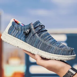 Makro-Detail der blauen Fly-Knit-Textur und der gesprenkelten weißen Sohle für Herren.