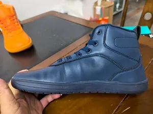 Detaillierte Seitenansicht der dunkelblauen High-Top-Barfuß-Sneaker mit breiter Zehenbox