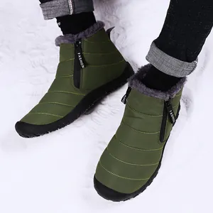 Detailansicht der grünen wasserdichten Winterschuhe mit Reißverschluss und warmem Kunstfellfutter