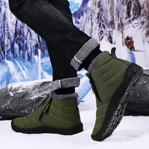 Detailansicht grüner wasserdichter Schneestiefel mit Reißverschluss und warmem Futter