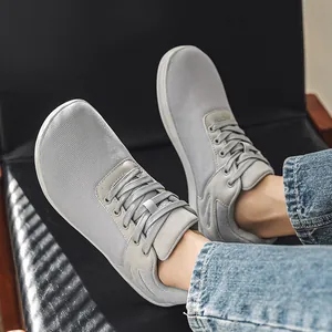 Vue détaillée de baskets pieds nus en flyknit gris clair avec bout large et jeans
