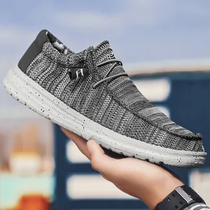 Detailansicht der grauen Herren-Loafer aus Fly-Knit mit einer weiß gesprenkelten Gummisohle