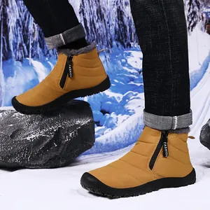 Detailansicht gelber wasserdichter Schneestiefel mit Reißverschluss und Fleecefutter