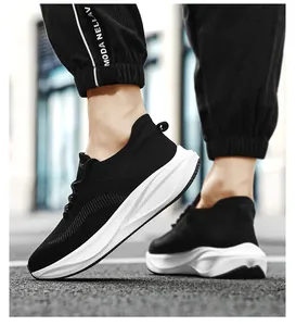 Seitenansicht atmungsaktiver schwarzer Strick-Sneaker mit dicker weißer Sohle am Modell