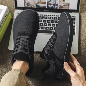 Détail des chaussures pieds nus noires à bout large avec texture en mesh respirant