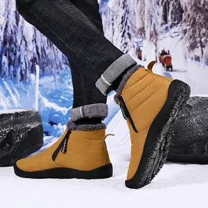 Gelbe wasserdichte Schneestiefel mit Reißverschluss und warmem Fleecefutter im Schnee.