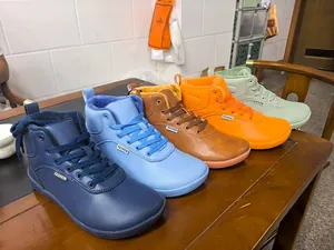 Reihe bunter Wintersneaker mit breiter Zehenbox in Marine, Blau, Braun, Orange und Mintgrün.