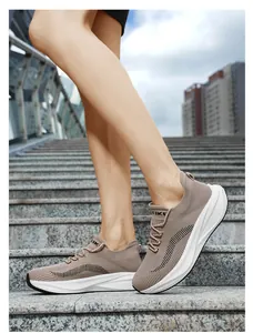 Nahaufnahme von taupe-farbenen Fly-knit-Sneakern mit dicken weißen stoßfesten Sohlen