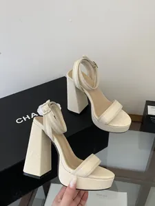 Vue détaillée des sandales à talons plateformes crème avec bride de cheville chic.