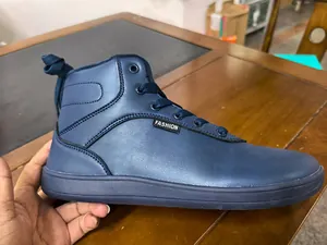 Detaillierte Seitenansicht blauer hoher Winter-Schneestiefel mit breiter Zehenpartie