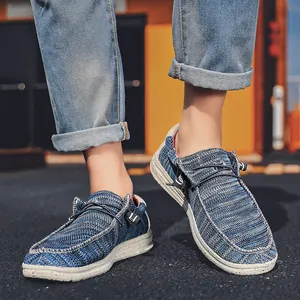 Stilvolle blaue Herren-Slipper aus atmungsaktivem Strickgewebe mit weißer gesprenkelter Sohle.