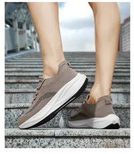 Detailansicht der braunen Fly-Knit-Laufschuhe mit dämpfenden weißen Popcorn-Sohlen
