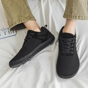 Vue détaillée de chaussures pieds nus noires avec bout large et tige en maille
