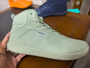 Seitenansicht eines hellgrünen Barfuß-High-Top-Sneakers mit breiter Zehenbox für den Winter