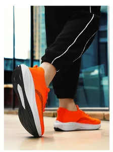 Detail orangefarbener Fly-Woven-Laufschuhe mit weißen gedämpften Sohlen für Outdoor-Aktivitäten