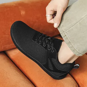 Vue détaillée de chaussures pieds nus noires en mesh avec bout large et drop zéro