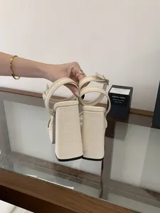 Vue arrière des sandales à plateforme en lin crème avec talon bloc et bride cheville