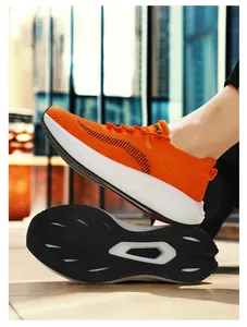 Detail der orangefarbenen Laufschuhe mit dämpfender Sohle und Strickobermaterial